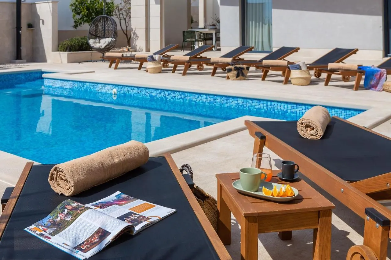 Luxury Villa Encanto With Heated Pool Kastela