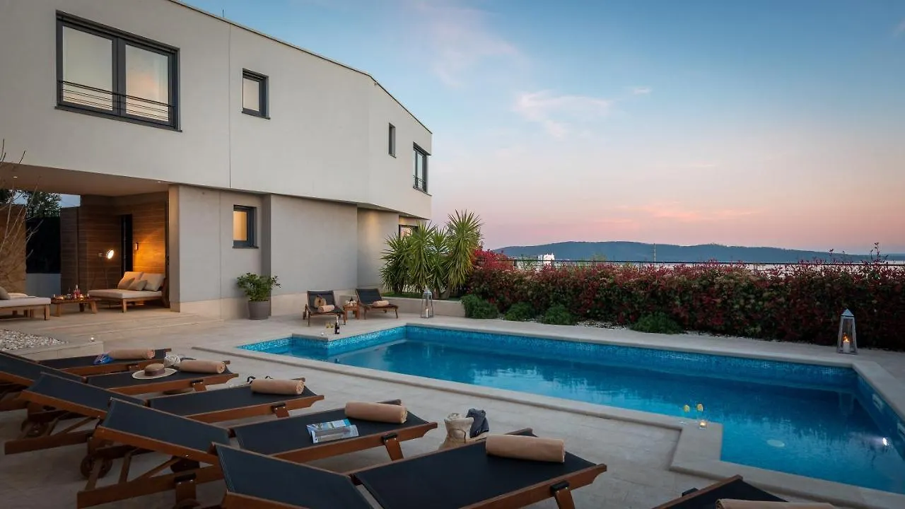 Luxury Villa Encanto With Heated Pool Kastela