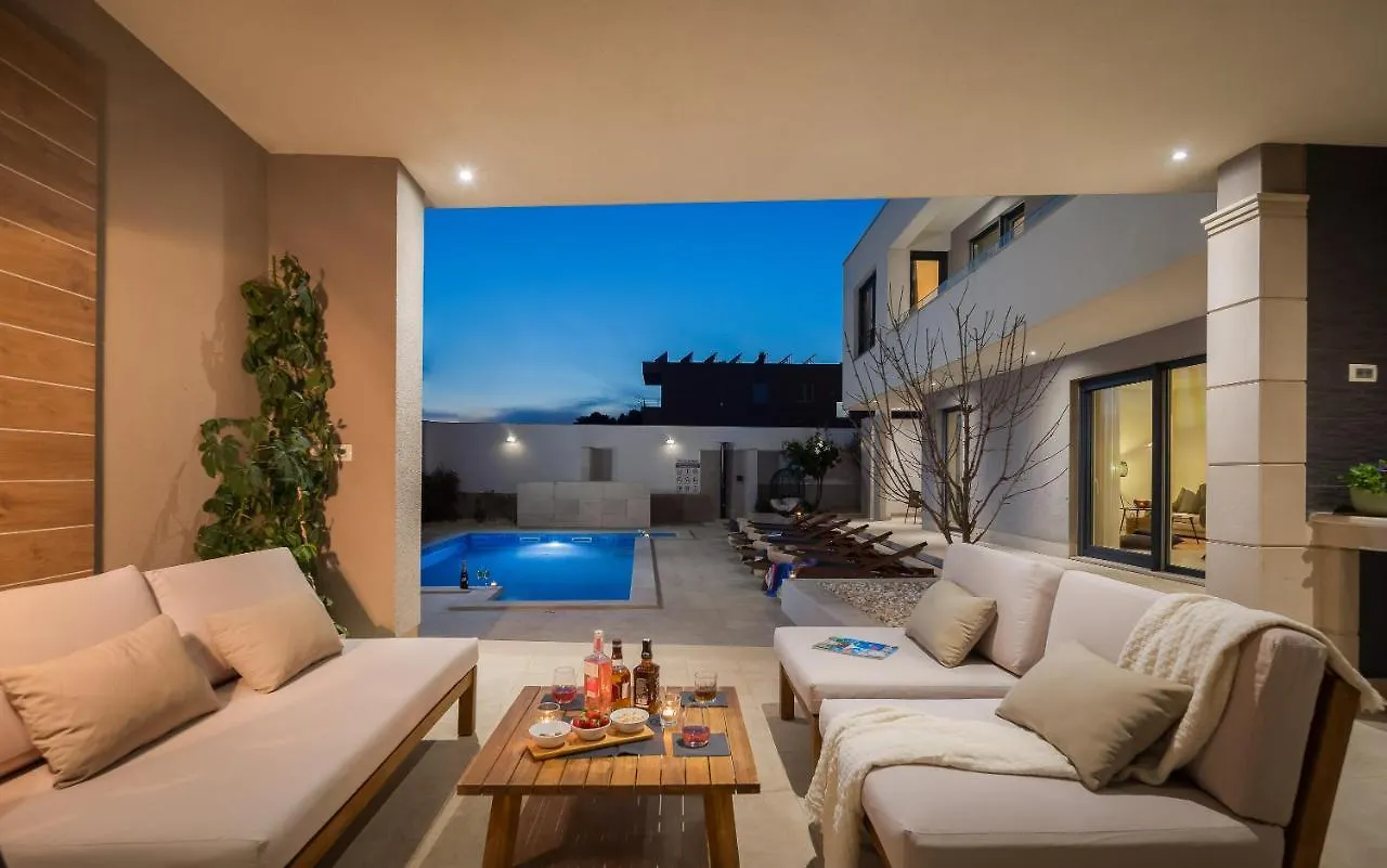 Luxury Villa Encanto With Heated Pool Kastela